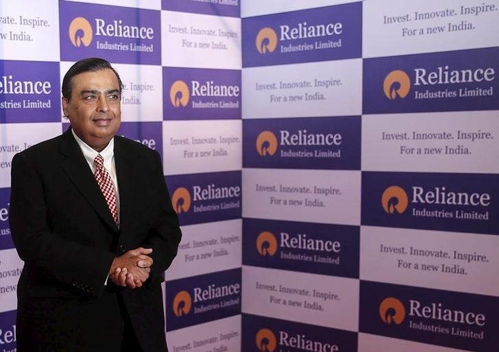 © Reuters. Mukesh Ambani, chairman of Reliance Industries Limited, poses for photographers before addressing the annual shareholders meeting in Mumbai