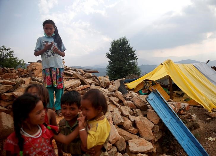 © Reuters. Los niños nepalíes echan de menos la escuela y temen abusos tras el terremoto 