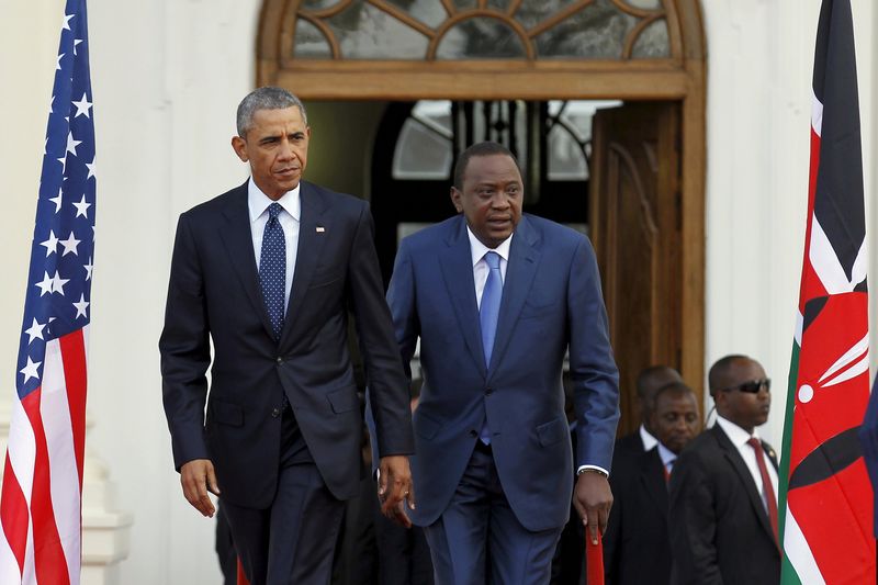© Reuters. U.S. President Barack Obama arrives together with Kenya's President Uhuru Kenyatta to hold a joint news conference after their meeting at the State House in Nairobi 