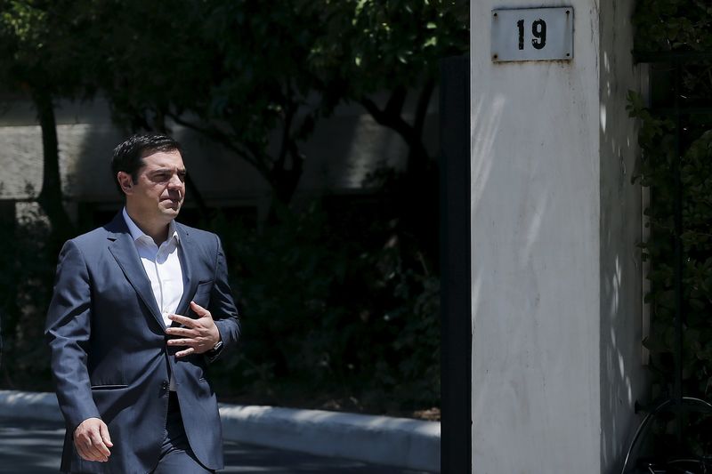 © Reuters. Greek Prime Minister Alexis Tsipras leaves his office at the Maximos Mansion to attend a meal at the Presidential Palace in Athens