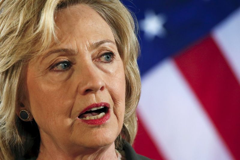 © Reuters. La aspirante demócrata a la presidencia de Estados Unidos Hillary Clinton se dirige a sus partidarios durante un evento de campaña en Nueva York