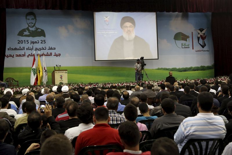 © Reuters. El líder del grupo chií libanés Hezbolá, Sayyed Hassan Nasrallah, ofrece un discurso a sus partidarios a través de una pantalla gigante durante en una ceremonia en Beirut