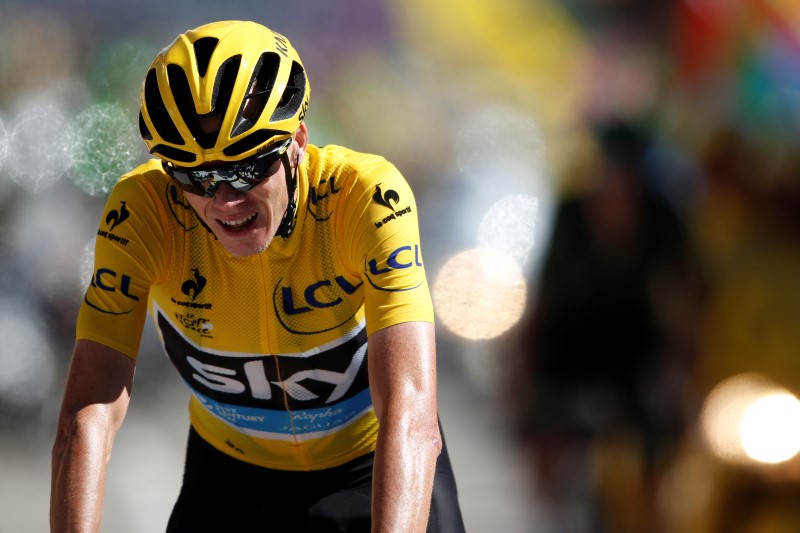 © Reuters. El británico Chris Froome en penúltima etapa del Tour de Francia