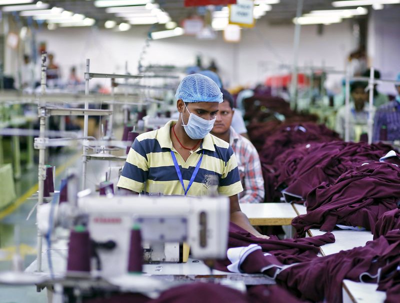 © Reuters. An employee works inside a garment factory of Orient Craft Ltd in Gurgaon
