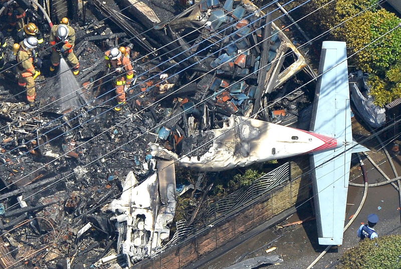 © Reuters. Tres muertos al estrellarse una avioneta en una zona residencial de Tokio