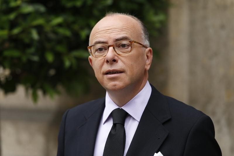 © Reuters. LE MINISTRE DE L'INTÉRIEUR  PROMET DES RENFORTS FACE À L'INCENDIE EN GIRONDE