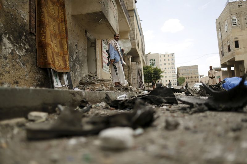 © Reuters. الشرطة اليمنية: مقتل ثلاثة في انفجار قنبلة في صنعاء