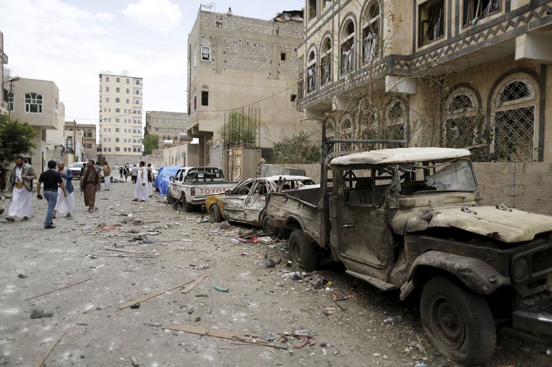 © Reuters. قتال بين الحوثيين وقوات مؤيدة للتحالف للسيطرة على قاعدة جوية يمنية