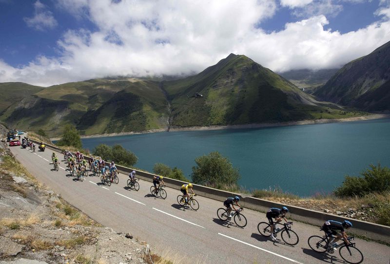 © Reuters. The pack of the riders cycles during the 20th stage of the Tour de France cycling race