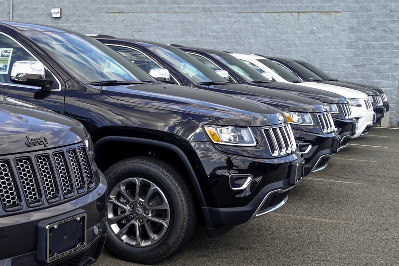 © Reuters. 2015 Jeep Grand Cherokee are exhibited on a car dealership in New Jersey