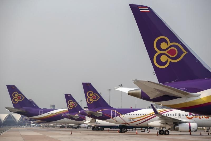 © Reuters. Thai Airways aircraft are parked on the tarmac at Bangkok's Suvarnabhumi International Airport
