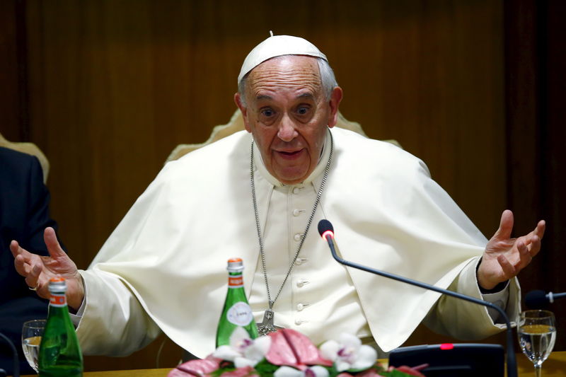 © Reuters. Pope Francis gestures as he speaks during the "Modern Slavery and Climate Change" conference at the Vatican
