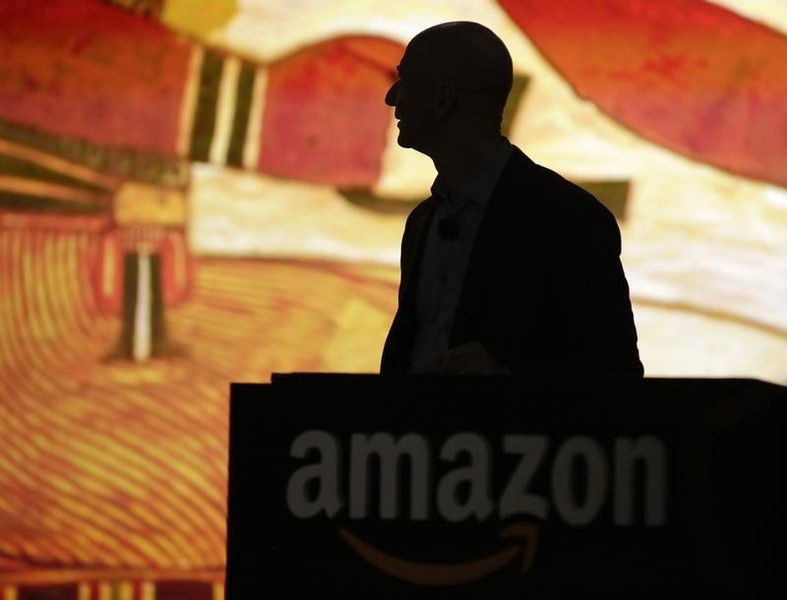 © Reuters. Amazon CEO Bezos is silhouetted during a presentation of his company's new Fire smartphone in Seattle