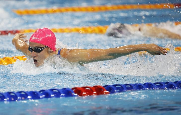 © Reuters. Belmonte of Spain swims to win the women's 200m butterfly event of the FINA Swimming World Cup at the Aquatic Centre in Singapore