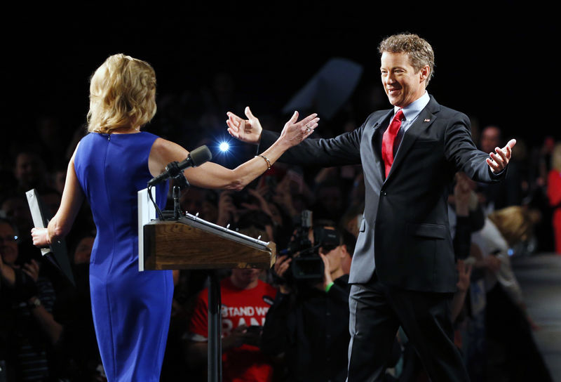 © Reuters. U.S. Senator Paul embraces wife Kelley before announcing candidacy for president during an event in Louisville