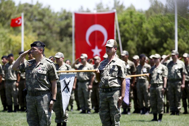 © Reuters. Turkish soldiers stand at attention during a ceremony for their comrade Mehmet Yalcin Nane who was killed by Islamic State militants on Thursday, a military base in Gaziantep, Turkey