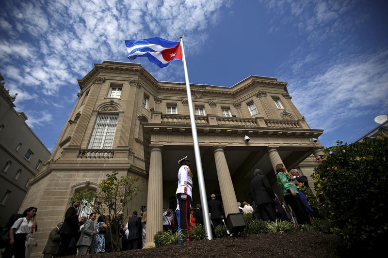 © Reuters. Guard stands in front of the new Cuban embassy in Washington after officials raised the national flag in a ceremony