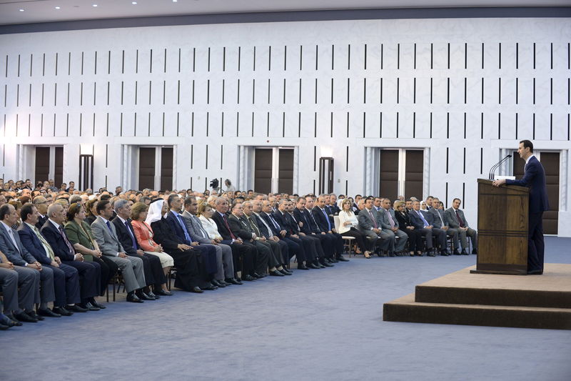 © Reuters. Syria's president Bashar al-Assad speaks during his meeting with the heads and members of public organizations and professional associations in Damascus, Syria