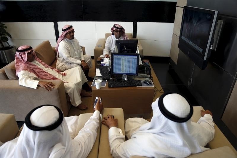 © Reuters. أسواق الأسهم في الشرق الأوسط تتراجع بعد هبوط النفط لأدنى مستوياته في 4 أشهر
