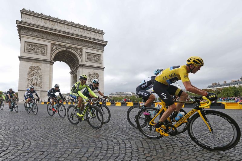 © Reuters. Team Sky rider Chris Froome of Britain, the race leader's yellow jersey, cycles near the Arc de Triomphe during the final 21st stage of the Tour de France cycling race