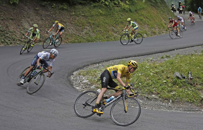 © Reuters. Team Sky rider Chris Froome of Britain, the race overall leader's yellow jersey, speeds downhill during the 19th stage of the Tour de France cycling race