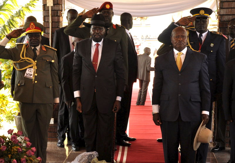 © Reuters. South Sudan's President Salva Kiir and Uganda's President Yoweri Museveni arrive at John Garang's Mausoleum to celebrate South Sudan's 4th Independence Day in the capital Juba