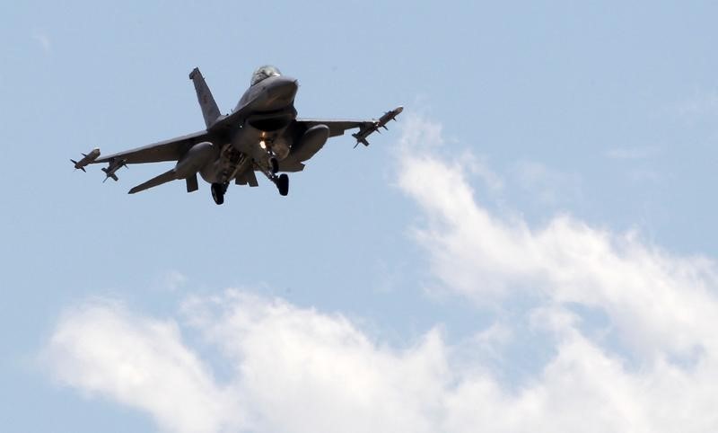 © Reuters. مصادر امنية: مقاتلات اف-16 تركية تقصف اهدافا للمسلحين الاكراد في العراق