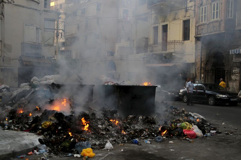 © Reuters. محتجون يغلقون طرقا رئيسية في لبنان بسبب أزمة جمع القمامة
