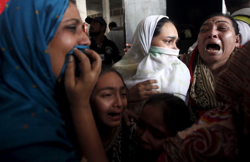 © Reuters. File picture shows relatives mourning the death of Saulat Mirza, who was sentenced to death by an anti-terrorism court in 1999 for killing three people and hanged, after his body arrived in Karachi, Pakistan 