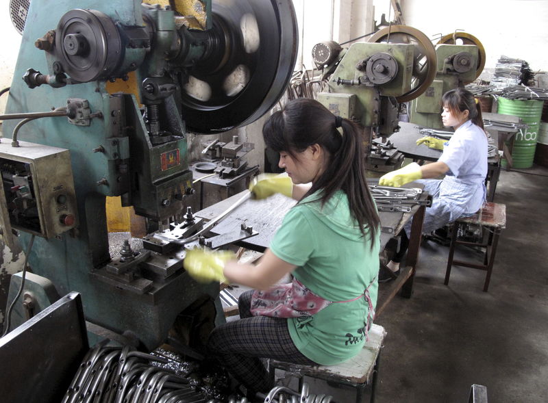 © Reuters. Workers make metal parts at a factory of the Changzhou Wujin Zhengda Vehicle Industry Co. Ltd in Changzhou