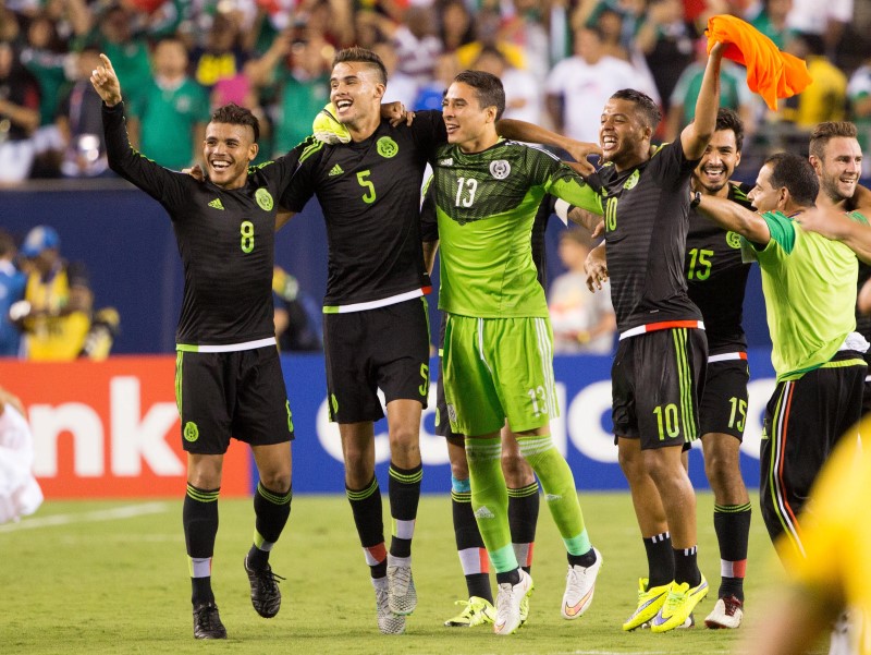 © Reuters. Philadelphia, PA, USA; Mexico midfielder Jonathan Dos Santos (8) and defender Diego Reyes (5) and goalkeeper Guillermo Ochoa (13) and forward Giovani Dos Santos (10) celebrate winning the CONCACAF Gold Cup final match against Jamaica at Lincoln Financial Field. Mexico won 3-1.  Bill Streicher-USA TODAY Sports