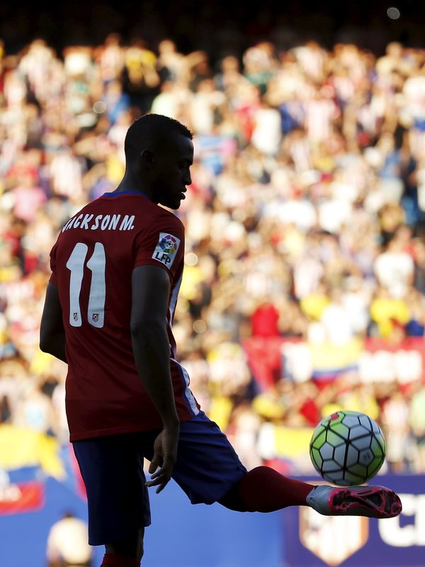 © Reuters. Jackson Martínez celebra su llegada al "comprometido" Atlético de Madrid