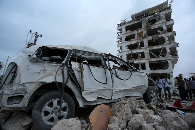 © Reuters. Al menos 13 muertos en un ataque de Al Shabaab en la capital de Somalia