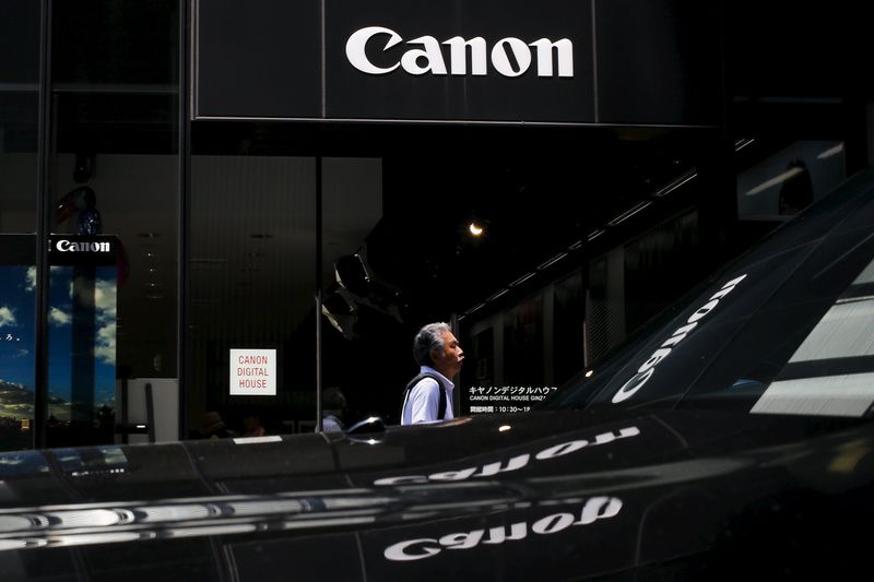 © Reuters. A man walks past a showroom of Japanese imaging and optical products manufacturer Canon in Tokyo