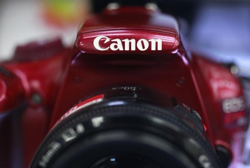 © Reuters. Логотип Canon Inc на фотоаппарате Canon EOS Kiss X50 в Токио