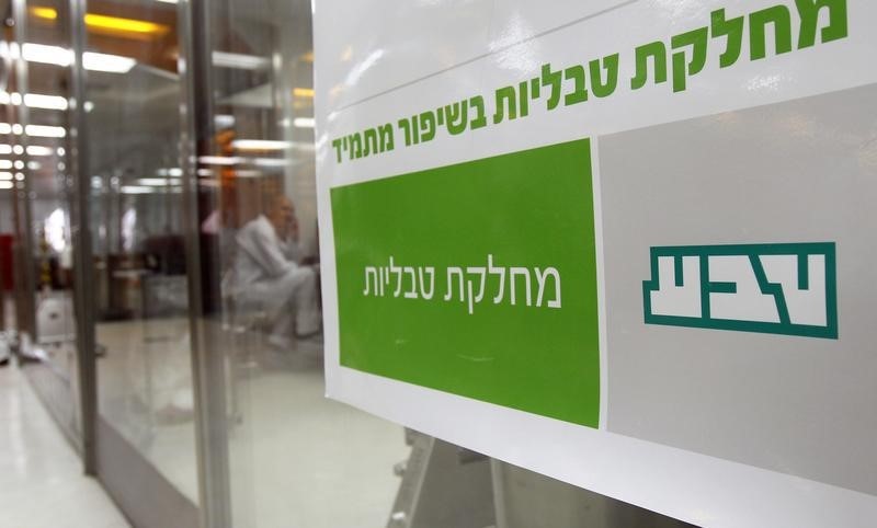 © Reuters. A sign bearing the logo of Teva is seen in Jerusalem