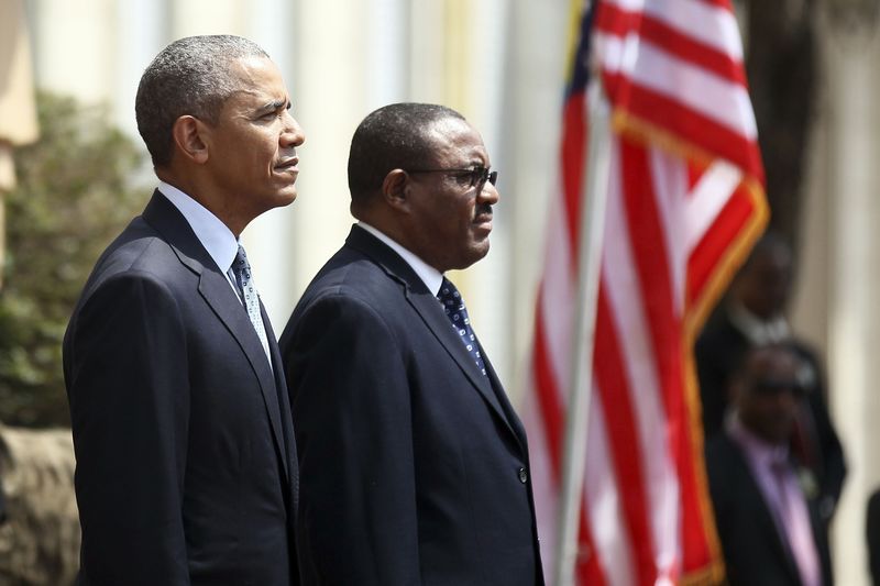 © Reuters. U.S. President Barack Obama takes part in a welcome ceremony with Ethiopia's Prime Minister Hailemariam Desalegn at the National Palace in Addis Ababa, Ethiopia