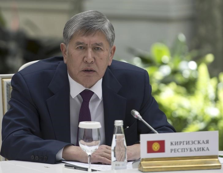 © Reuters. Kyrgyz President Atambayev attends informal CIS leaders summit at Kremlin in Moscow