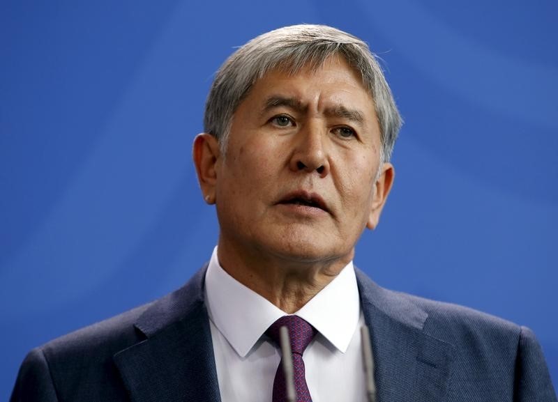 © Reuters. Kyrgyzstan's President Atambayev addresses a news conference at the Chancellery in Berlin