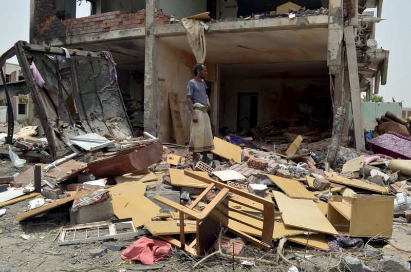 © Reuters. Homem olhando destroços de uma casa na cidade de Mokha, no Iêmen