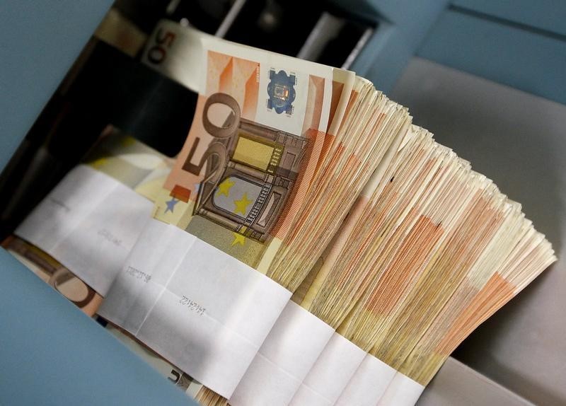 © Reuters. اليورو يصعد 1% أمام الدولار بعد مسح ألماني فاق التوقعات