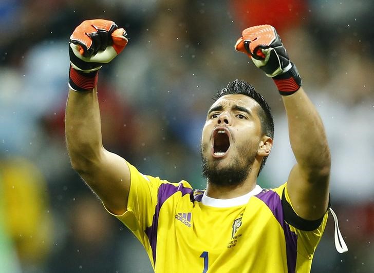 © Reuters. Sergio Romero comemorando durante partida contra a Holanda na Copa do Mundo de 2014, no Brasil