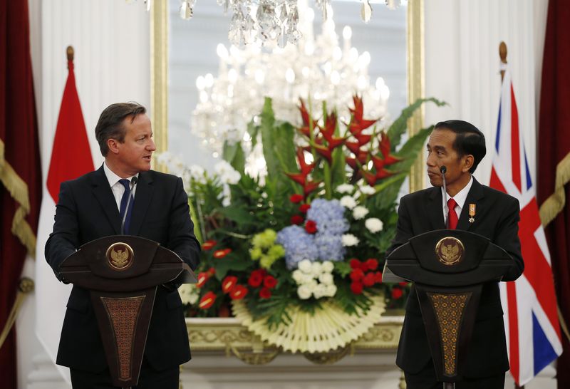© Reuters. كاميرون: بريطانيا مستعدة لقصف المتشددين في ليبيا وسوريا إن لاح خطر