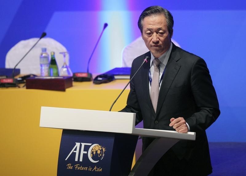 © Reuters. Potenciales candidatos a presidir la FIFA Chung y Platini se reúnen en EEUU