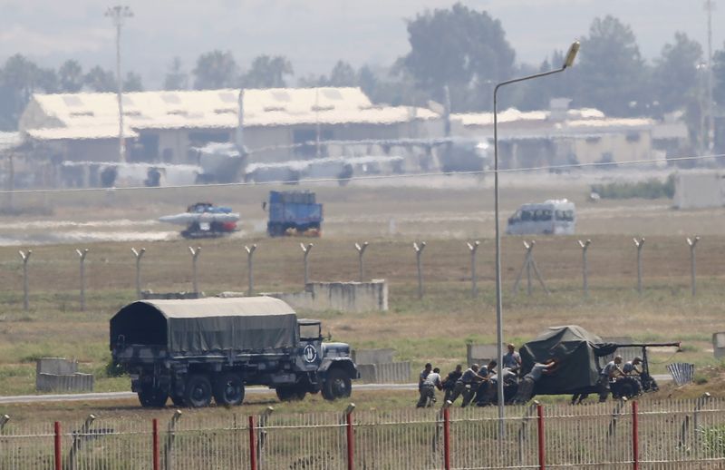 © Reuters. Soldados turcos posicionam arma antiaérea na base aérea de Incirlik, na cidade de Adana, no sul da Turquia