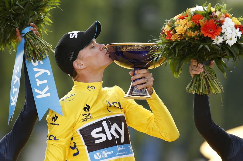 © Reuters. Team Sky rider Froome of Britain, the race leader's yellow jersey, celebrates his overall victory on the podium after the final 21st stage of theTour de France cycling race