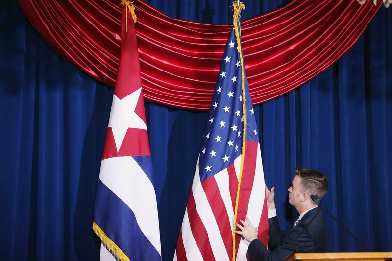 © Reuters. Bandeiras de Cuba e EUA durante cerimônia de reabertura da embaixada cubana em Washington