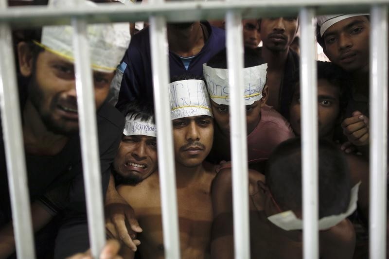 © Reuters. Men claiming to be from Bangladesh react from inside a communal cell at Songkhla IDC