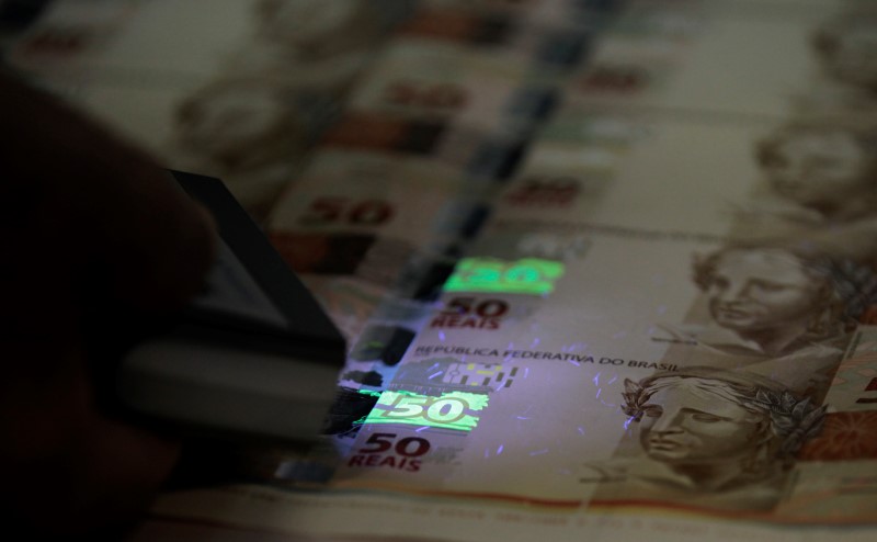 © Reuters. Funcionário verifica folhas de papel-moeda na Casa da Moeda