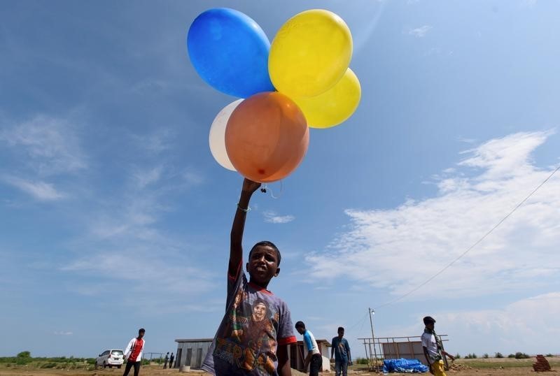 © Reuters. A Rohingya child plays with balloons at a temporary shelter in Kuala Cangkoi, Lhoksukon, Aceh province, Indonesia 